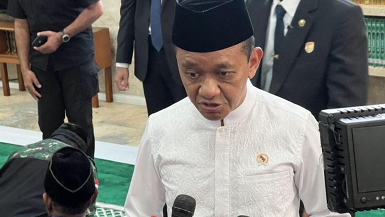 Menteri ESDM Bahlil Lahadalia Hadiri Pemakaman Try Sutrisno dan Kenang Kontribusinya untuk Bangsa